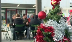 Retraites: des grévistes organisent un banquet de Noël devant une gare SNCF (2)