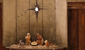 À Bethléem, Banksy dévoile sa crèche de Noël emmurée sous un trou d'obus