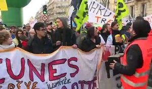 Retraites: défilé à Paris, après "22 jours de grève on lâche rien"
