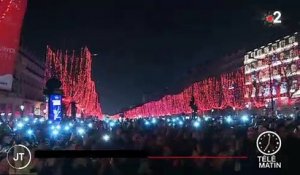 Des dizaines de milliers de personnes rassemblées à Paris sur les Champs-Elysées pour célébrer la nouvelle année - VIDEO