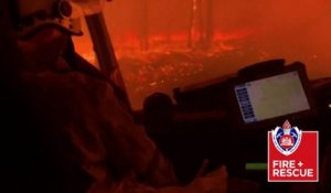 En Australie, des pompiers filment les flammes qu'ils traversent à bord de leur camion