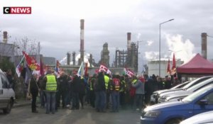 Des manifestants bloquent une raffinerie à Donges (Loire Atlantique)