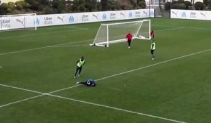 Football - Quand Dimitri Payet se prend les pieds dans le tapis à l'entraînement