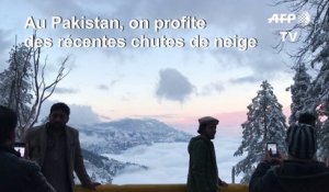 Au Pakistan, on profite de la neige dans un paysage somptueux