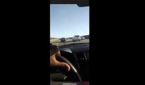 Ce conducteur roule comme un fou sur l’autoroute et choisit le bon moment pour se crasher