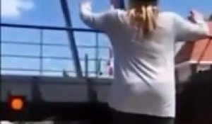 Elle tente de sauter du bateau sur le pont, et termine à l'eau !