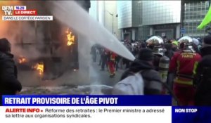 Manifestation: un panneau publicitaire incendié menaçait des habitations à Paris