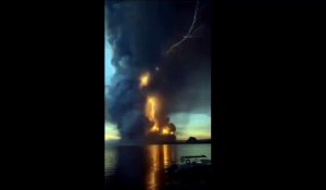 Les images saisissantes du volcan Taal qui forme des éclairs lors de son éruption