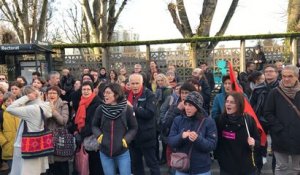 Les professeurs jettent cartables et manuels devant le rectorat de Rennes