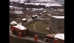 Des camions amènent de la neige en montagne en russie !