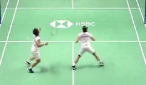 Spectaculaire point en double mixte au badminton