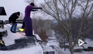 Ce russe saute du 5ème étage le pantalon enflammé et atterrit dans la neige. Cascade incroyable