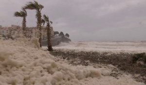 Tempête Gloria: les images étonnantes de l’écume de mer qui a envahi la plage de Banyuls-sur-mer
