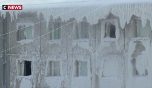 Un immeuble recouvert de glace en Sibérie