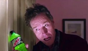 Bryan Cranston parodie la scène culte de Shining pour une pub du Super Bowl