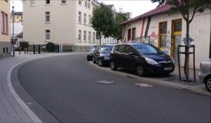 Un motard passe à toute vitesse en pleine ville