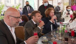 "Qu’est-ce qu’il y a dedans ? Il n’y a pas que de la pomme...": Emmanuel Macron profite de la réouverture des terrasses