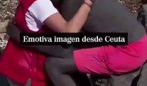 Une bénévole de la Croix-Rouge insultée et menacée après avoir été filmée en train de réconforter un migrant sénégalais, arrivé à bout de forces dans l'enclave espagnole de Ceuta