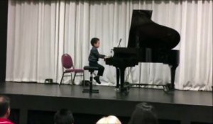 Un jeune pianiste vraiment très timide... et tellement drôle