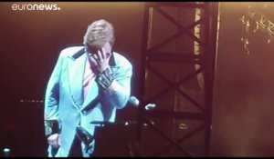 Ému aux larmes, Elton John interrompt son concert en raison d'une pneumonie