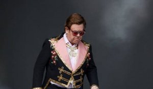 Malade et en larmes, Elton John quitte la scène d'un de ses concerts
