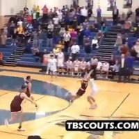 Un lycéen lance un layup aérien « à la Stephen Curry » pour conclure le match