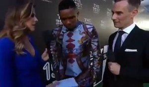 Journaliste : "Entre Messi, Van Dijk et Ronaldo, quel est votre favori ce soir pour le trophée FIFA de meilleur joueur ?"Samuel Eto'o : "Sadio Mané et Mohamed Salah... mais ils ne sont pas là..."