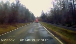 Un  chauffeur de camion traversant une voie ferrée a oublié de regarder dans les deux sens et a été percuté par un train.
