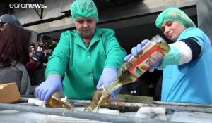 En Ukraine, le ministre de la Justice se débarrasse de 14 tonnes d'alcool frelaté
