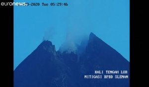 En Indonésie, le volcan Merapi entre en éruption et projette des cendres à 6 000 mètres de haut