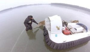 Il vient sauver des biches piégées sur un lac gelé