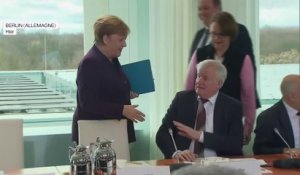 Quand Angela Merkel se voit refuser une poignée de main par son ministre à cause du coronavirus
