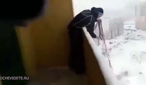 Saut en parachute du balcon d'un immeuble en russie !