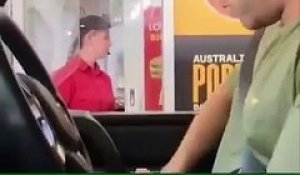 Australie : Un homme achète un burger avec un papier toilette