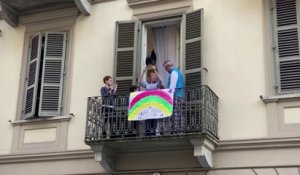 Coronavirus: confinés, les Italiens chantent au balcon