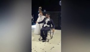 Cet homme paralysé réussit à se tenir debout pour danser avec sa femme lors de son mariage