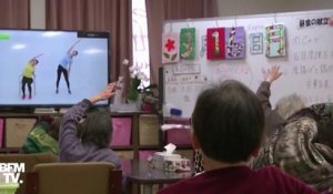 Coronavirus: au Japon, des personnes âgées font leurs exercices grâce à des vidéos YouTube pour éviter d'aller dehors