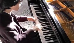 Coronavirus : confiné dans une église, le pianiste Kit Armstrong diffuse un concert en ligne chaque jour