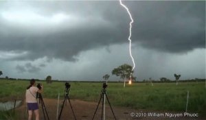Impacte de foudre impressionnant pendant un orage à Darwin en Australie