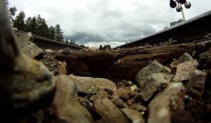 GoPro : il filme le passage d'un train vu d'en dessous !