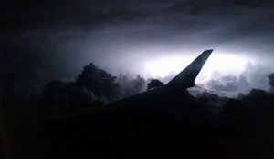 Magnifique orage filmé depuis un avion