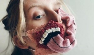 Cette artiste tricote des masques effroyables pour rappeler l'importance de la distanciation sociale