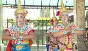 Coronavirus: un sanctuaire de Bangkok équipe ses danseuses de visières de protection