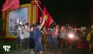 Coronavirus: des Vietnamiens célèbrent l'allègement du confinement à Hanoï