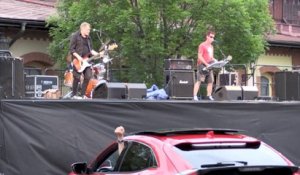 A Prague, un concert de rock depuis sa voiture