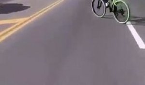 Un cycliste s'amuse à éviter les voitures au dernier moment