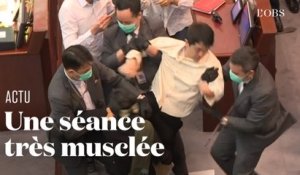 Chaos au Parlement de Hong Kong, où des élus pro-démocratie ont protesté contre des pro-Pékin