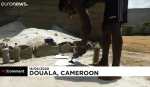 Au Cameroun, un artiste dessine ses idoles dans le sable