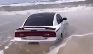 La bonne idée d'aller rouler en voiture sur la plage