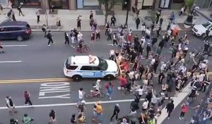 Mort de George Floyd - Les images glaçantes de voitures de police qui foncent sur la foule à New York alors que des manifestants bloquent les rues